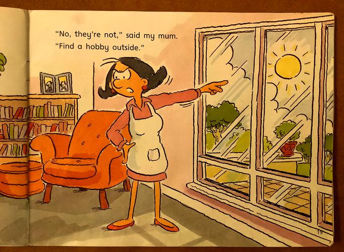 孩子兴奋地指着英文绘本画面