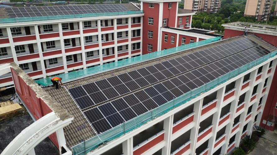 小学屋顶太阳能板与雨水收集系统实景