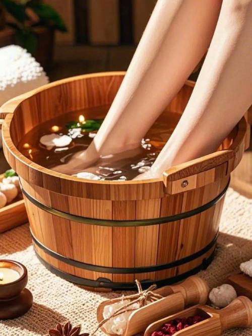 晚上泡脚放松场景水盆木桶