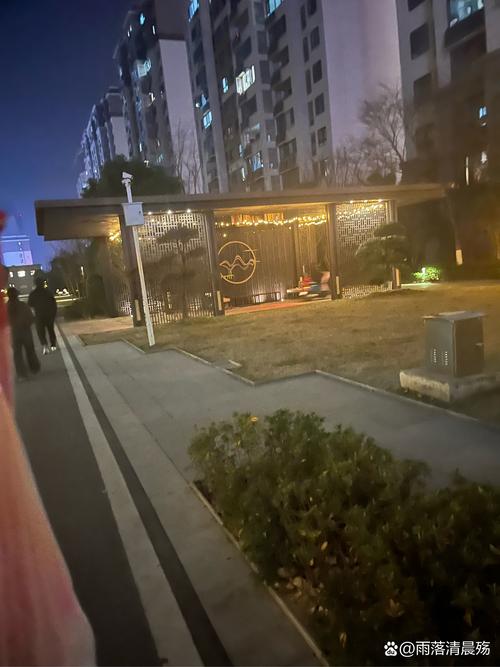 凌晨肠旺面摊的灯光