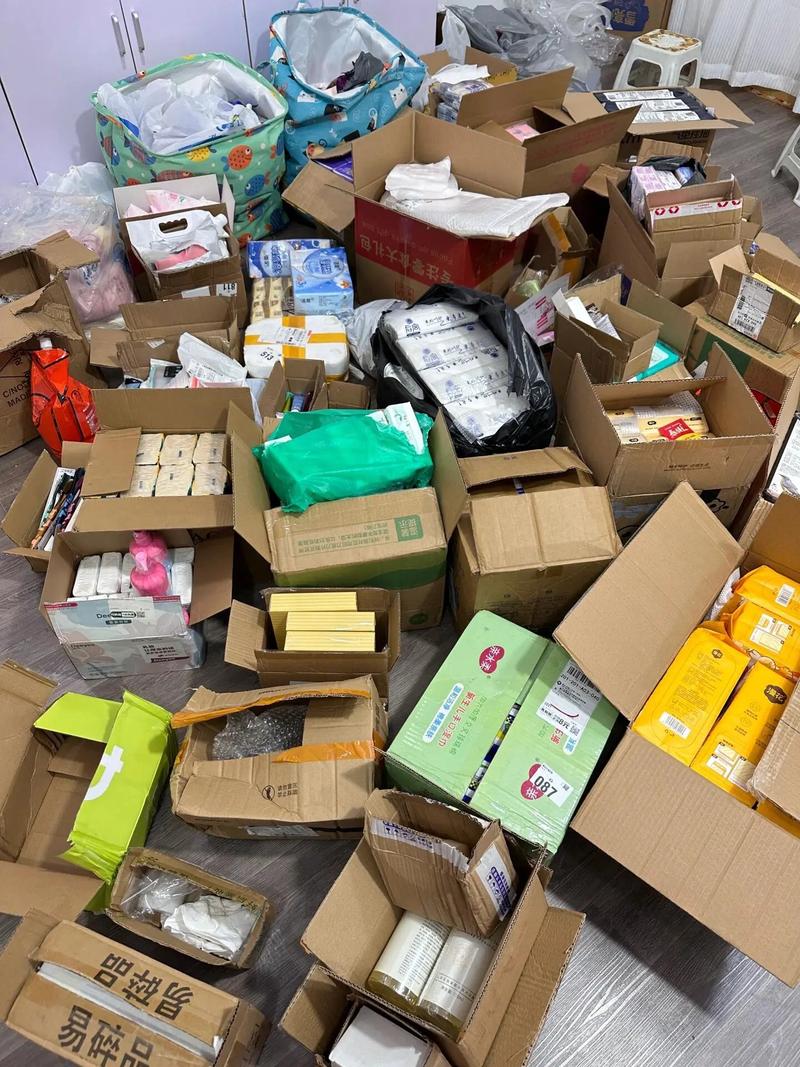 直播带货选品样品堆满桌子