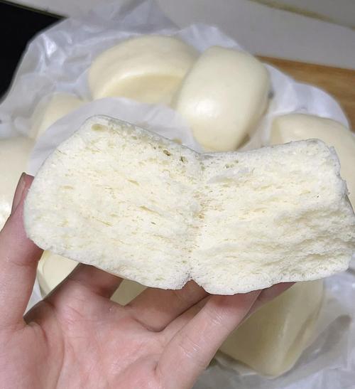 普通家用冰箱冷冻层裹保鲜膜的半块杂粮馒头