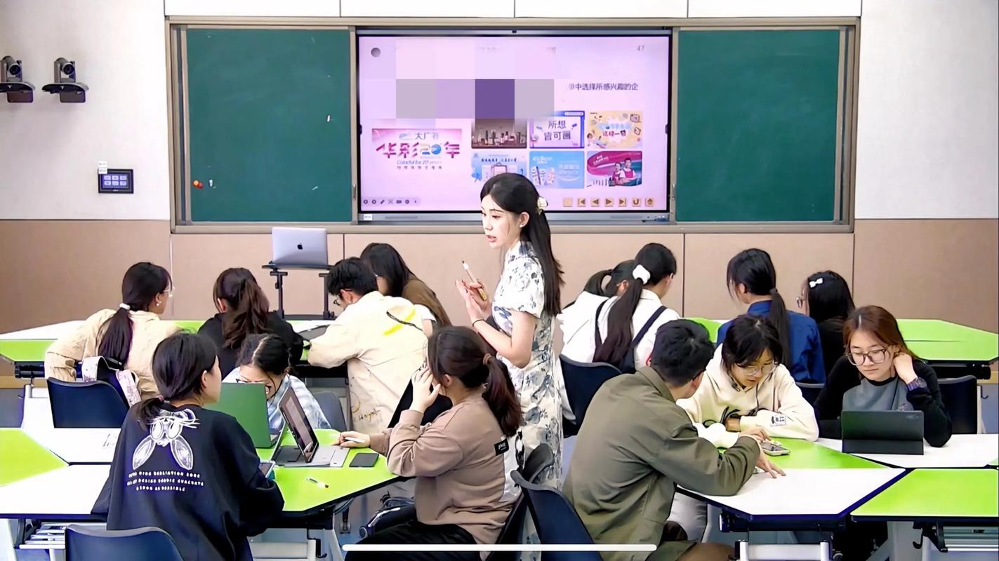 教师课堂观察学生自控行为真实场景照片