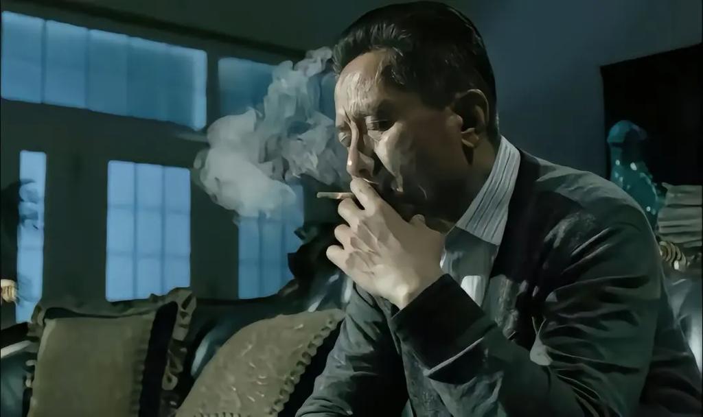 法院门口探望权纠纷父亲蹲着抽烟场景