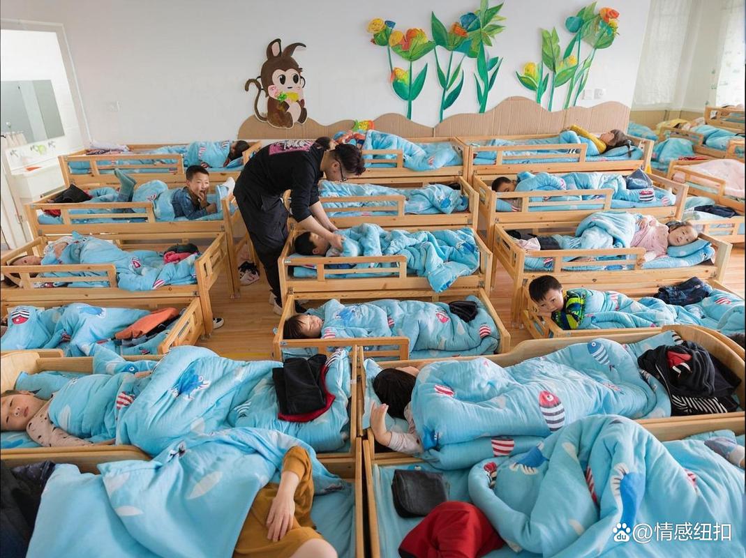 纪录片《幼儿园》午睡时间孩子偷偷说话真实场景