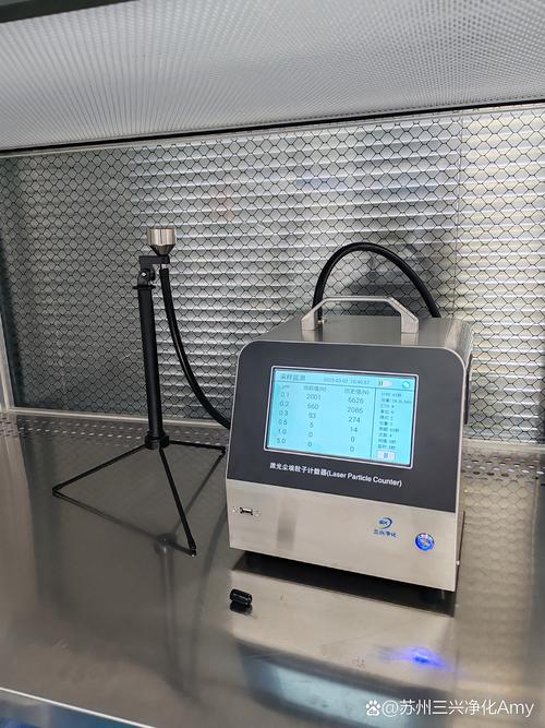 技术人员使用粒子计数器检测洁净室环境