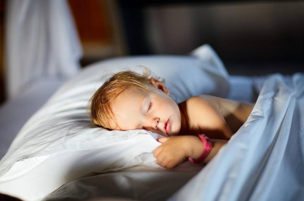 妈妈在婴儿床边用椅子法进行睡眠训练实景