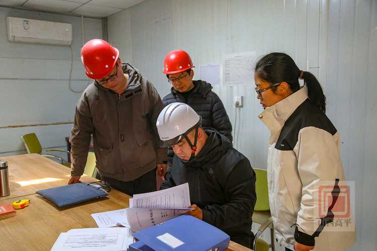 建筑工地项目经理持证检查场景