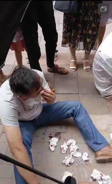 中年女性在单位楼下被债主围堵的真实生活场景