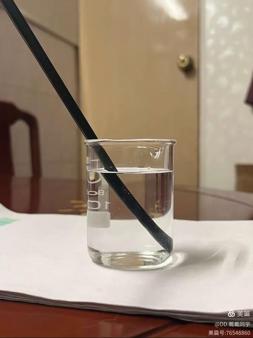 水杯中筷子弯折光的折射现象实拍图