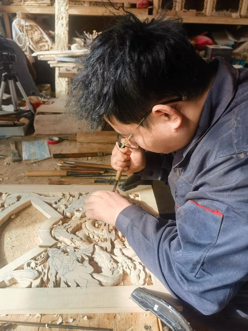 工匠在工作台上细心雕琢木雕作品