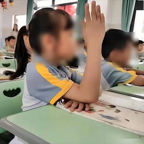 中学课堂上学生举手回答问题的真实抓拍
