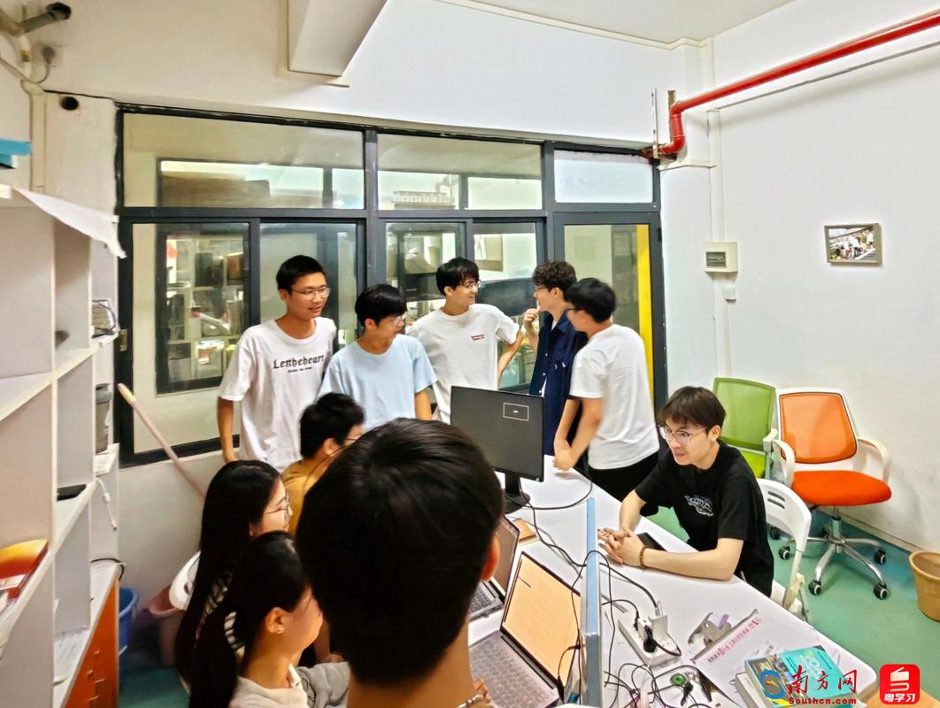 大学联合实验室内学生团队讨论项目