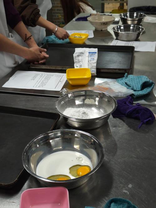 蛋糕师检查动物奶油打发状态特写