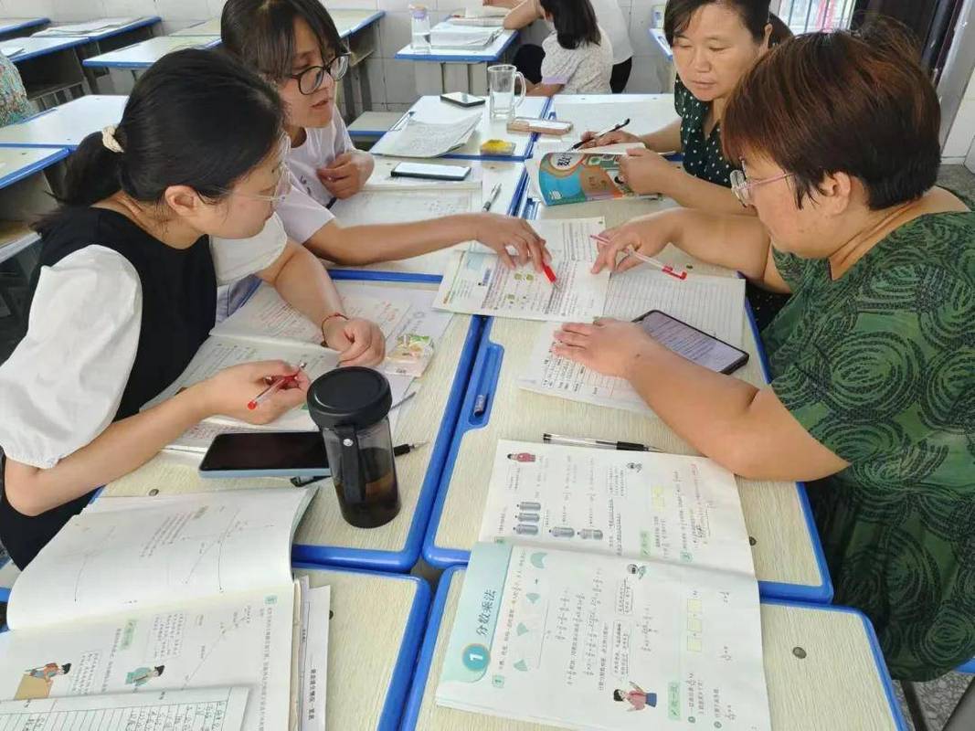 中小学教师跨学科备课组小规模研讨场景