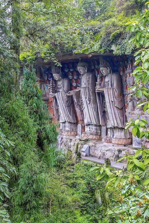 大足石刻宝顶山景区青石板步道旁的摩崖造像