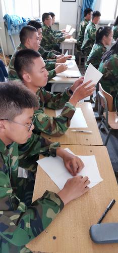 融合教育课堂自闭症学生独自撕纸