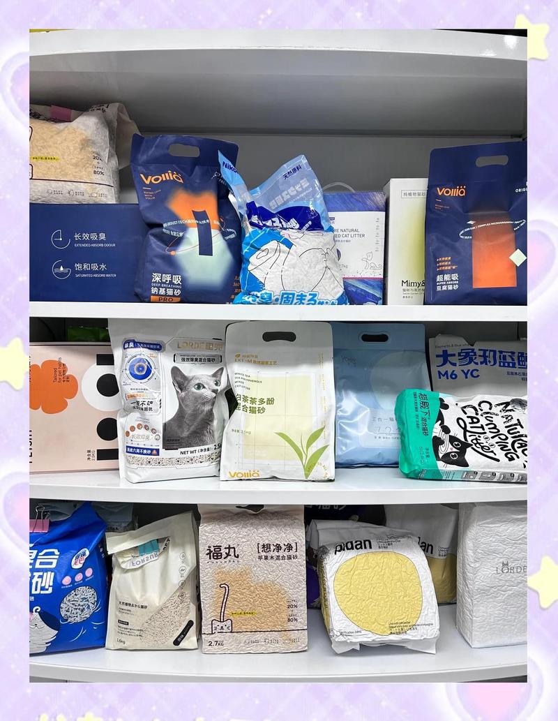 消费者在超市货架挑选不同材质猫砂实拍