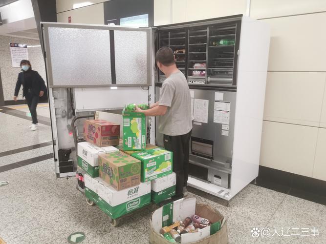 补货员给街头自动售货机补罐装饮料作业现场