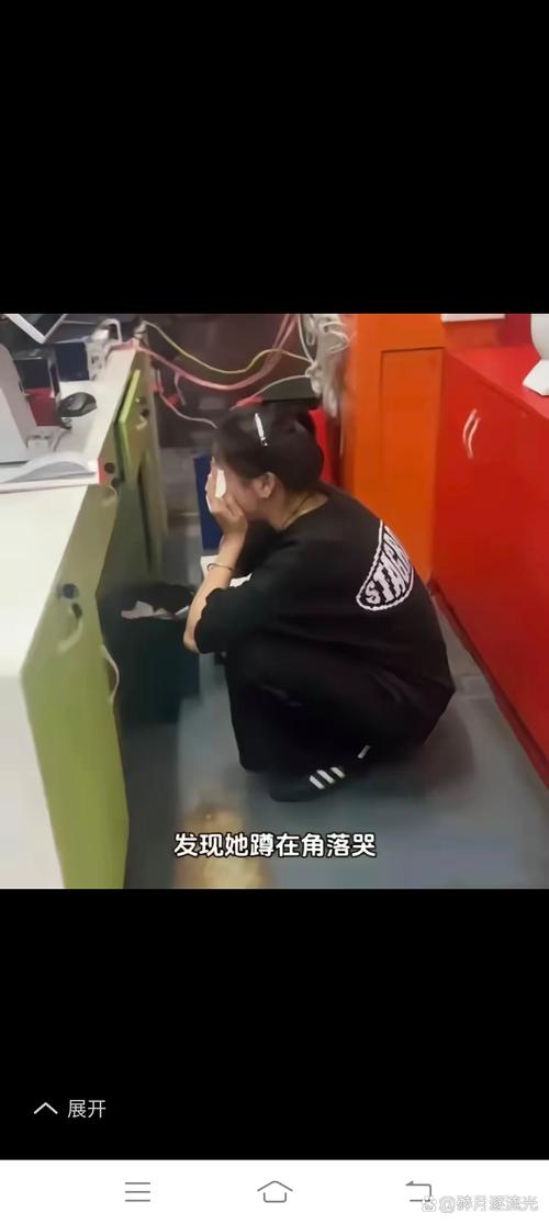 城市巷口实体奶茶店老板娘坐在收银台哭