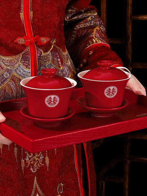 婚礼现场新娘手捧红色喜碗特写