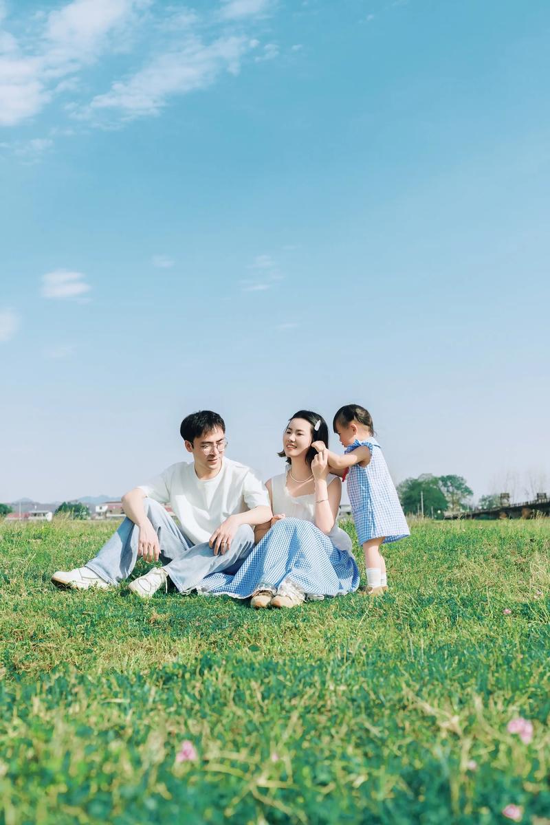 家庭亲子在自然中放松玩耍场景