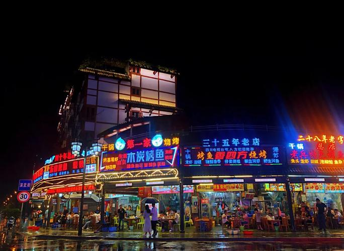 乐山张公桥美食街夜间烟火实景