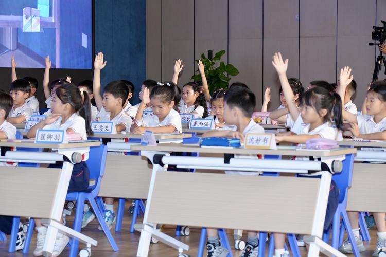 中小学课堂集体齐声答问场景
