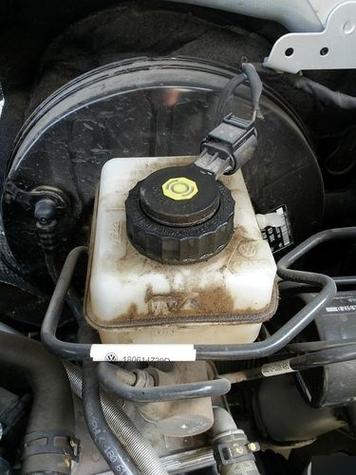 家用汽车刹车油壶通气孔实拍