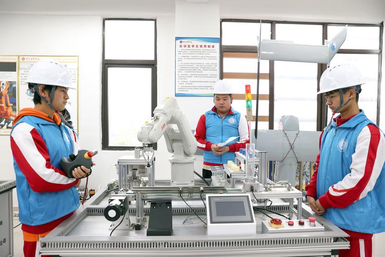 高职学生实训操作场景