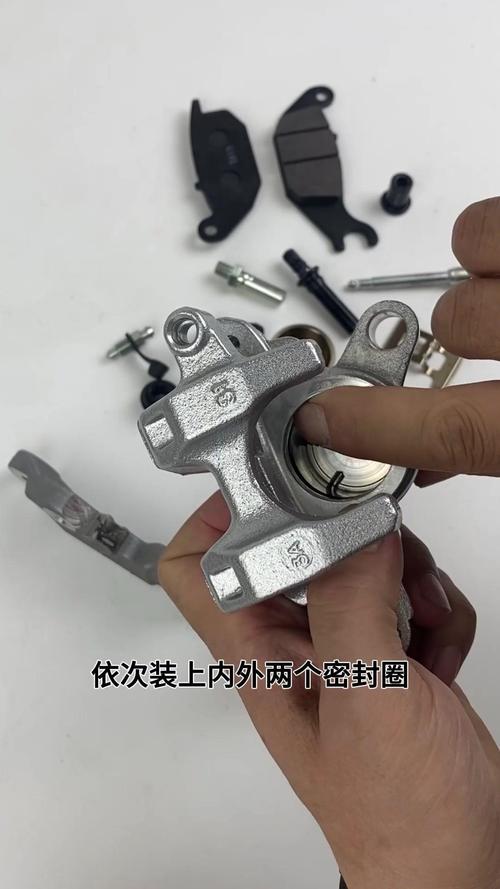 汽车刹车总泵活塞密封安装对位操作图