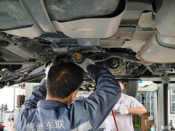 维修技师徒手检查汽车底盘旷量实拍