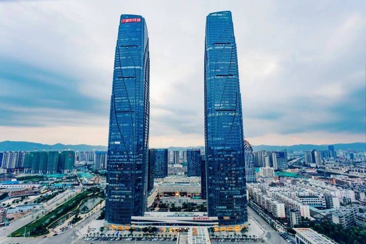 昆明西山区万达双塔北塔写字楼外观图