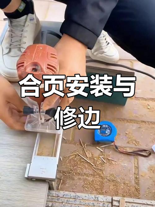 师傅用修边机在门侧边开合页槽的操作图