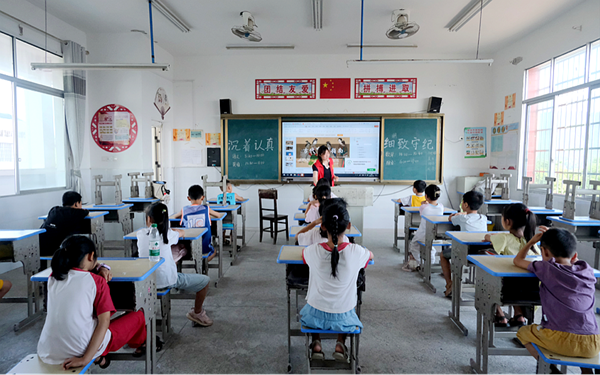 夏令营中孩子们围坐在大学教室学习