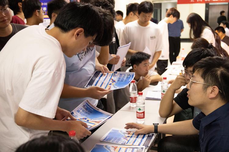 国企招聘宣讲会现场简历收取场景