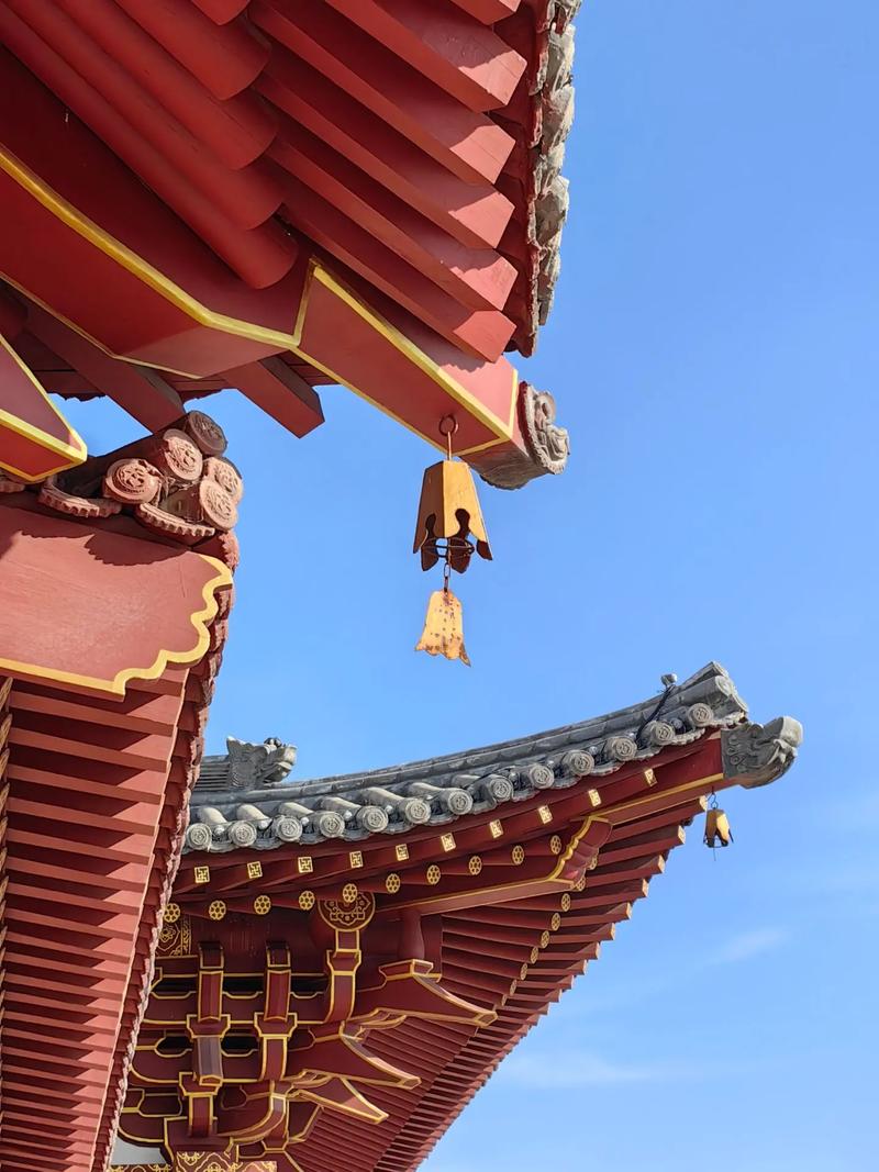 寺庙的檐角,挂了多少年?