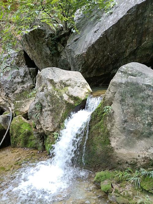 鱼泉河大峡谷崖壁石泉眼涌出的山泉水流