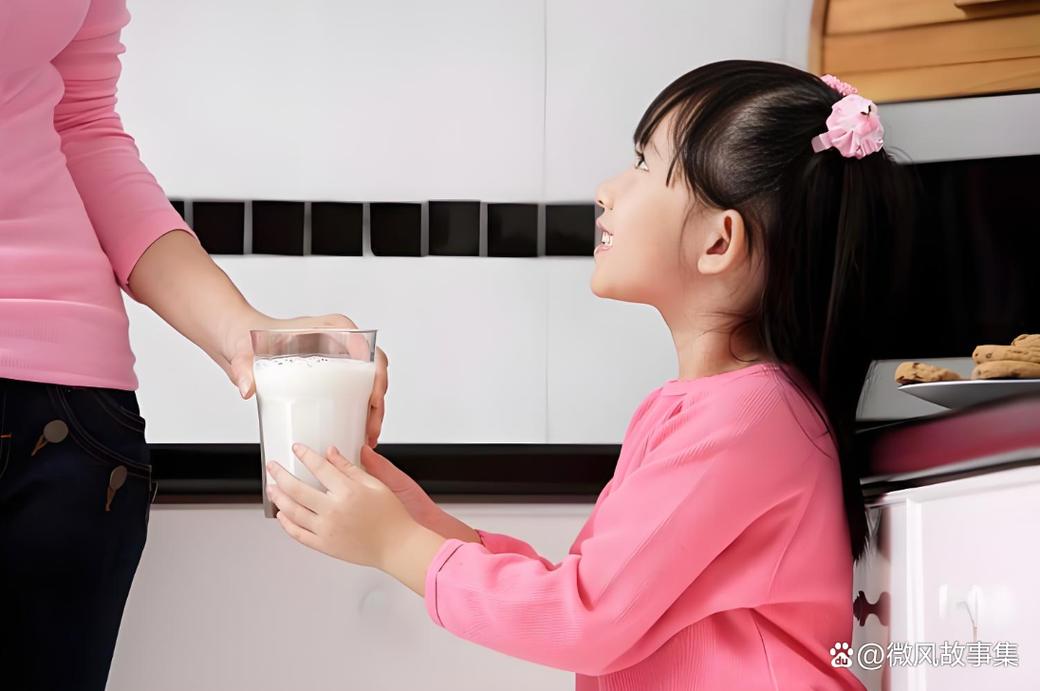 妈妈给孩子送热牛奶场景实拍