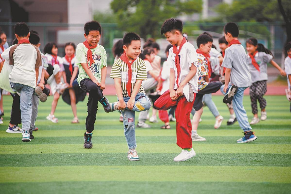 近视儿童学校大课间户外活动场景