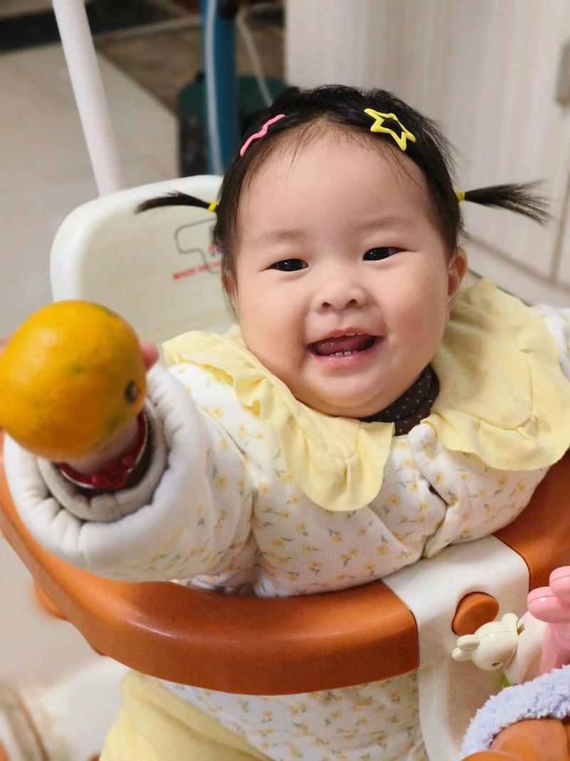 孩子伸手向妈妈要糖的日常生活瞬间