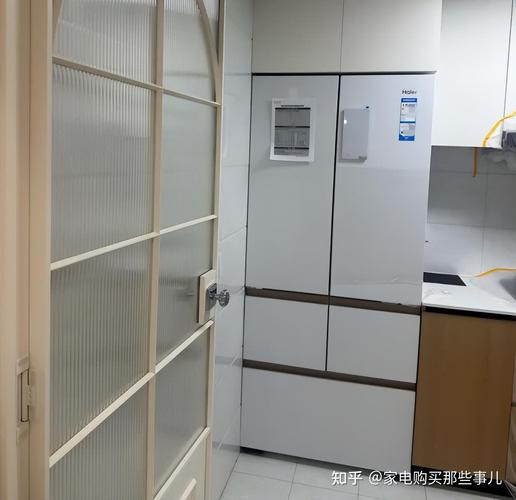 嵌入式冰箱底部散热风道与踢脚线格栅示意图