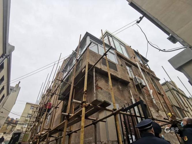 文保执法检查违规改造老建筑现场