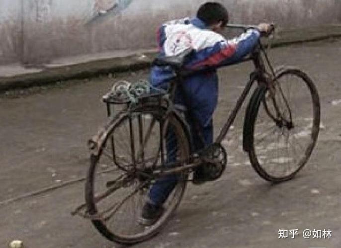 八十年代二八大杠自行车载小孩旧照片