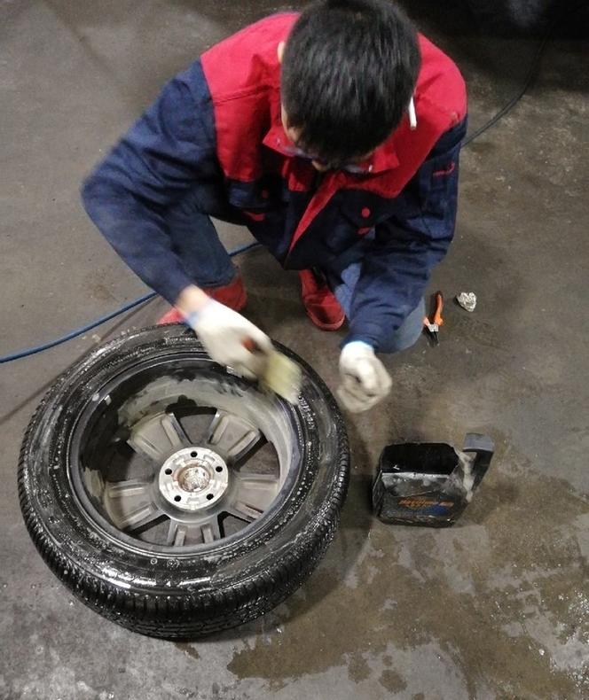 汽修厂轮胎漏气肥皂水检漏操作图