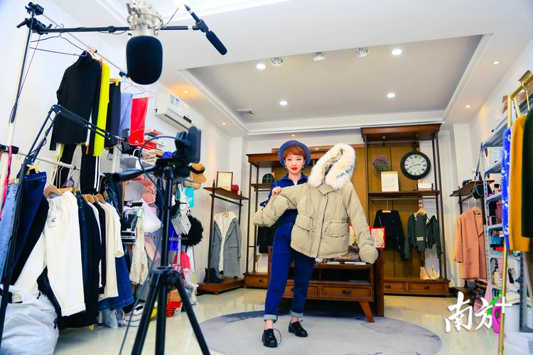 产业带商家直播间秋冬羽绒服试穿展示场景