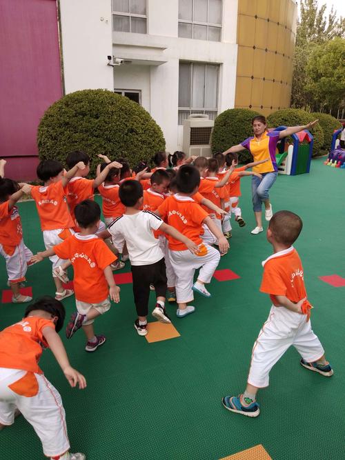 五岁小朋友在小区广场跟随音乐晃身体场景