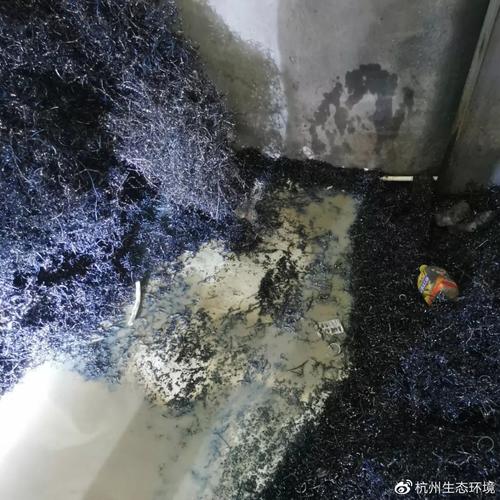 机加工车间地面堆积的带乳化液的卷曲铁屑
