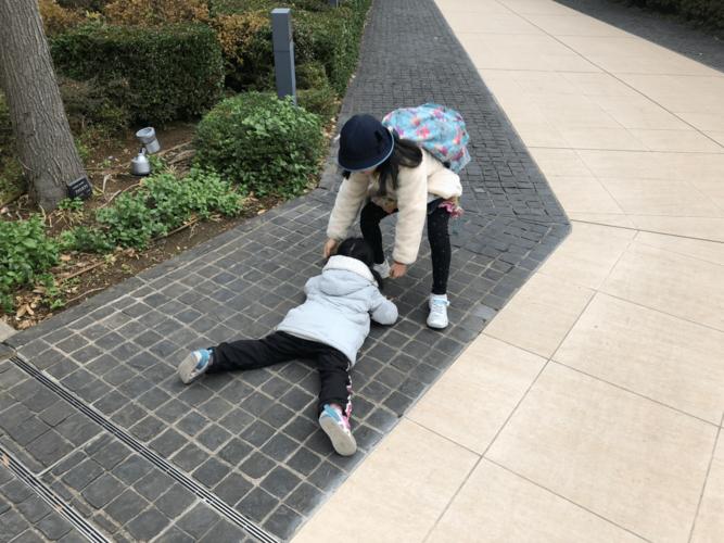 小区游乐场小孩摔倒家长旁观场景