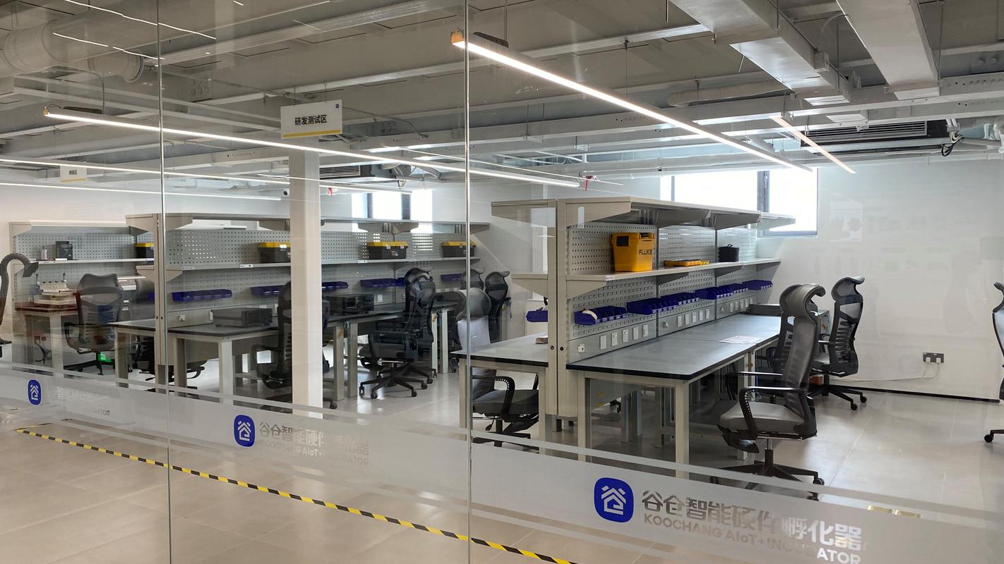 深圳硬科技孵化器内部工程样机调试车间实景